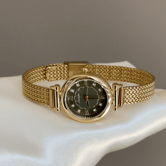 Classic Glamour：Green Round Dial Watch – Gold Round Case & Gold Stainless Steel Band Quartz