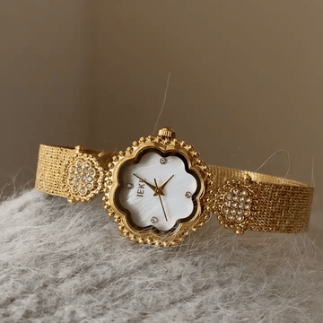 Vintage Court Style：White Round Dial Watch – Gold Case & Diamond-Set Bracelet Quartz