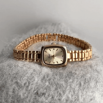 Vintage Elegance: Gold Case & Mini Dial Bracelet Watch