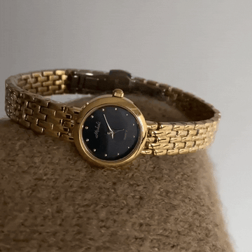 Luxe intemporel : montre à quartz avec chaîne en acier doré et cadran noir