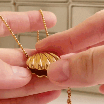 Vintage Pearl Locket Necklace – Retro Shell Pendant Long Sweater Chain, Elegant Fashion Jewelry for Women
