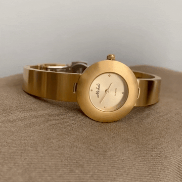 Golden Steel Timepiece: Round Quartz Watch