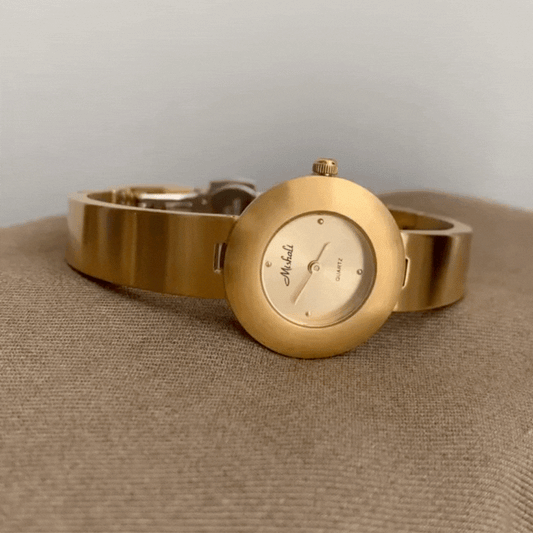 Golden Steel Timepiece: Round Quartz Watch