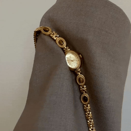 Crimson Elegance Timepiece: Tiger Eye Quartz Watch