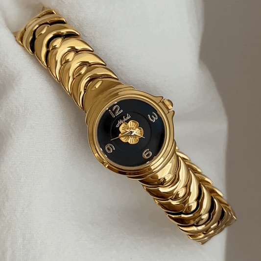 Fashion Women’s Quartz Watch – Gold Herringbone Bracelet with Black Camellia Dial, Elegant Floral Design