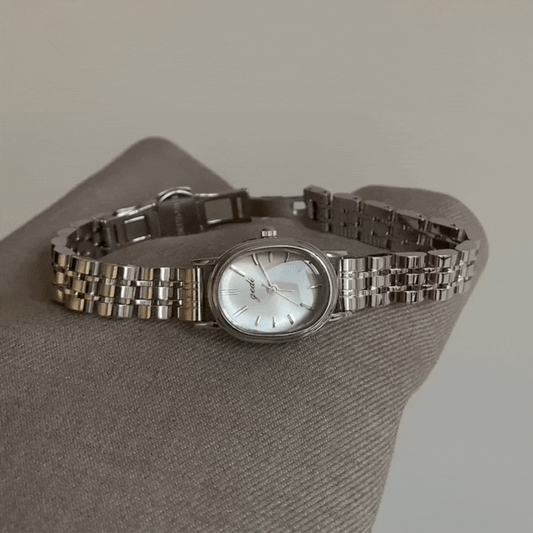 Elegant Oval Dial Quartz Watch for Women – Silver Strap, Versatile & Refined