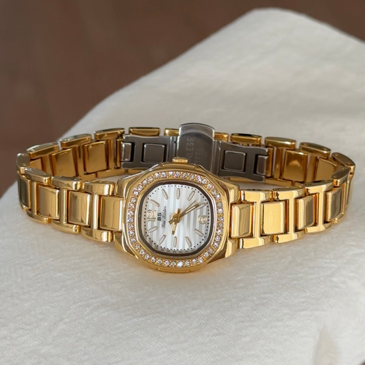 Classic Women’s Quartz Watch – Gold Strap with White Small Square Dial, Elegant and Fashionable Design