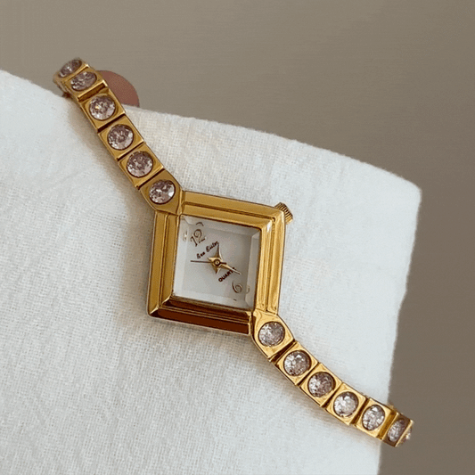 Elegant Gold Bracelet Watch with Pink Diamond Accents & White Rhombus Dial – Women’s Quartz Watch