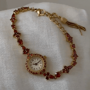 Reloj Garnet Grace: reloj pequeño con acentos de rubí