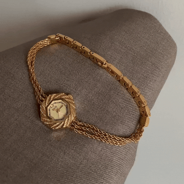 Zlatý náramek inspirovaný vintage: Elegantní řetězové křemenné hodinky