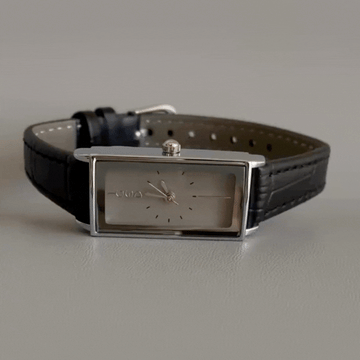 Montre rectangulaire artisanale vintage : bracelet en cuir noir et cadran argenté