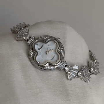 Elegant design: vifteskjørt vann diamant firblad kløverdial kvarts klokke