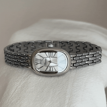 Minimalistische silberne Damen-Quarzuhr mit ovalem römischen Ziffernblatt – silberne Eleganz