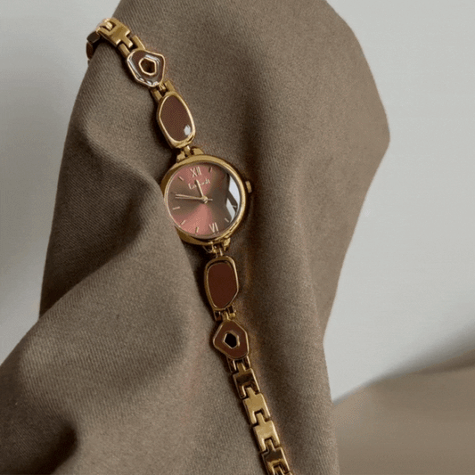 Amber Luxe – Elegant Gold Bracelet Women’s Quartz Watch with Brown Gemstone Inlays and Matching Round Dial