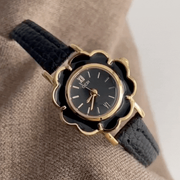 Camellia Bloom - Reloj de flores de té dorado con correa de cuero negro