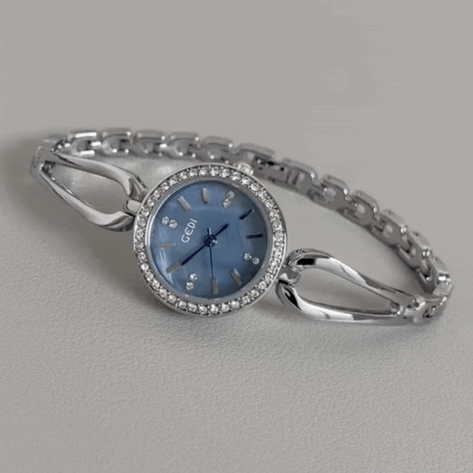 Elegante brazalete plateado: reloj de cuarzo de marcado azul