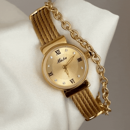 Retro Chic: Gold Round Dial Watch with Matching Gold-Tone Bracelet, Quartz