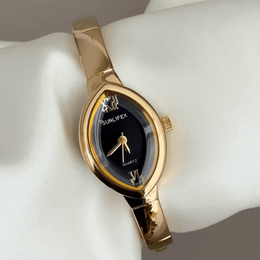 Minimalistischer Glamour: Schwarzes Teardrop-Zifferblatt mit komplett goldfarbenem Armband