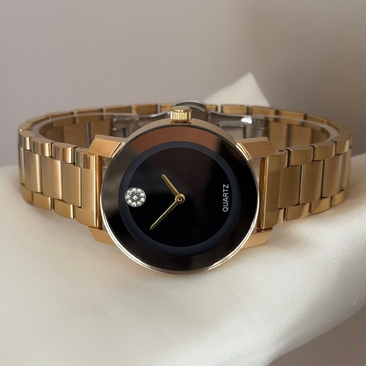 Moderner Klassiker: Schwarzes rundes Zifferblatt mit komplett goldfarbenem Armband