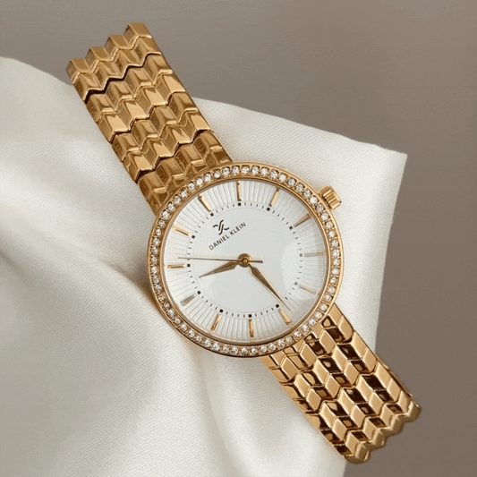 Feminine Allure White Round Dial Watch – Gold Diamond Bezel & Gold Alloy Bracelet Quartz