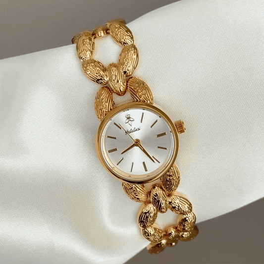 Casual Elegance: Gold & White Round Dial Watch with Classic Gold-Tone Bracelet