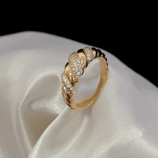 Minimalist Aesthetic: The Essence of Minimalist Twist – A Gold Ins Style Statement Ring