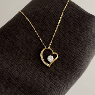 Elegant Minimalist: Defined by a Golden Heart – A Hollow-Out Necklace