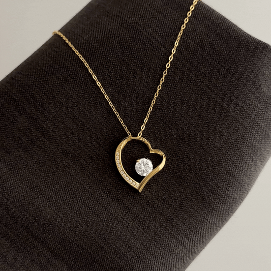 Elegant Minimalist: Defined by a Golden Heart – A Hollow-Out Necklace