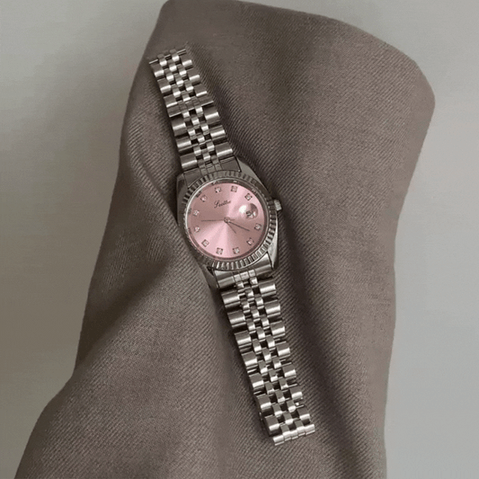 Timepiece de gracia de Blush: Reloj de calendario rosa