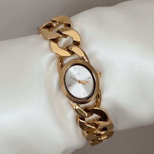 Vielseitig chic: Weiße Uhr mit ovalem Zifferblatt, Goldlünette und Kettenarmband