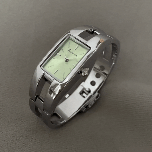 casual minimalist quartz timepiece